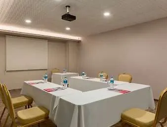 华美达乌沙克酒店 4*